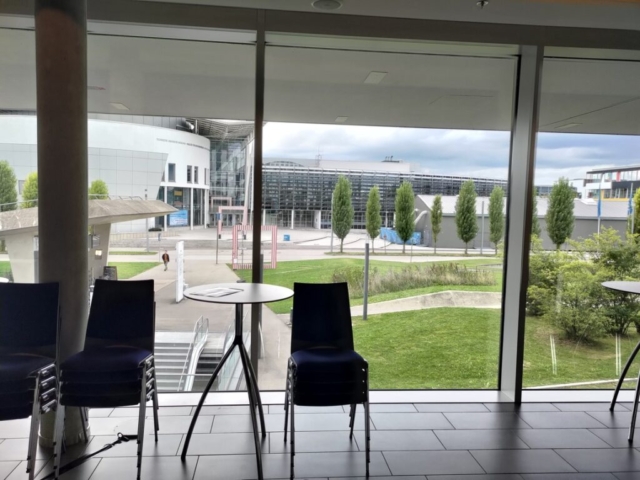 ECMP03 Ausblick von Stand durch eine Fensterfront auf die TU München